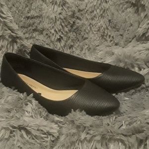 Pointed Black Flats